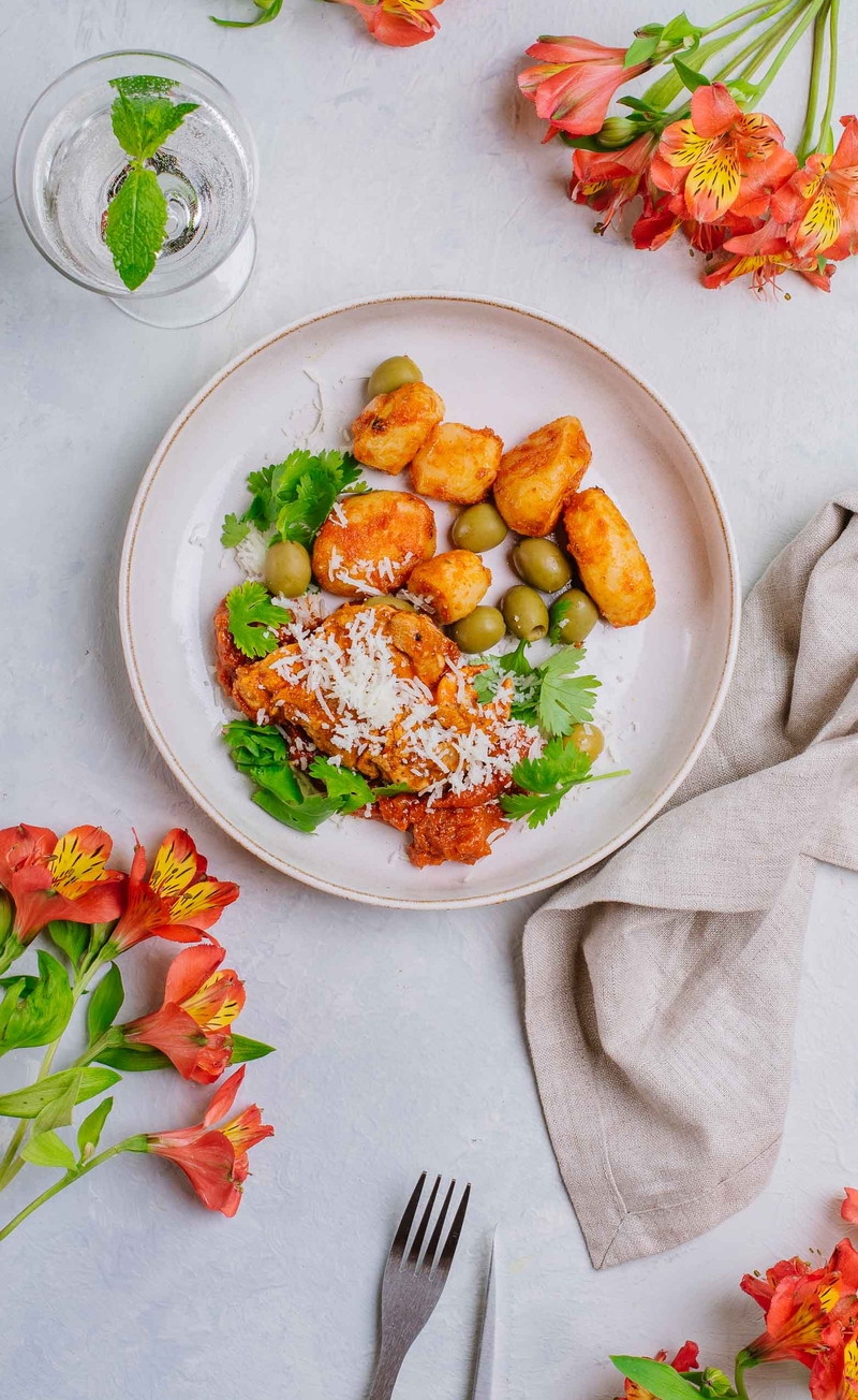 Udko kurczaka duszone w sosie z chorizo, hiszpańskie oliwki, patatas bravas z serem Manchego