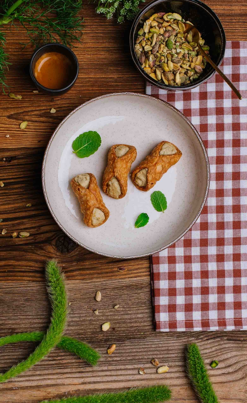 Cannolo z kremem z ricotty z pistacjami