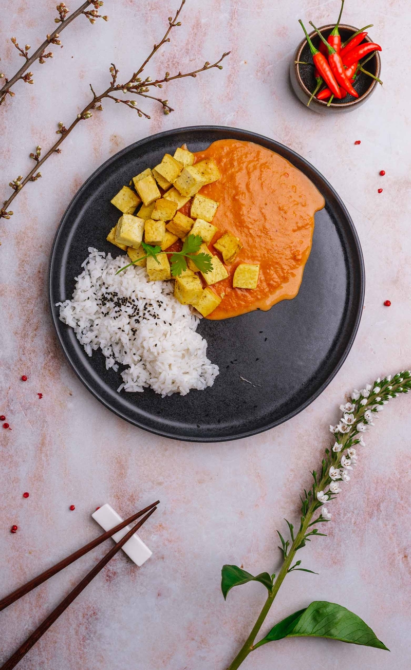 Tofu butter masala, ryż basmati z czarnuszką