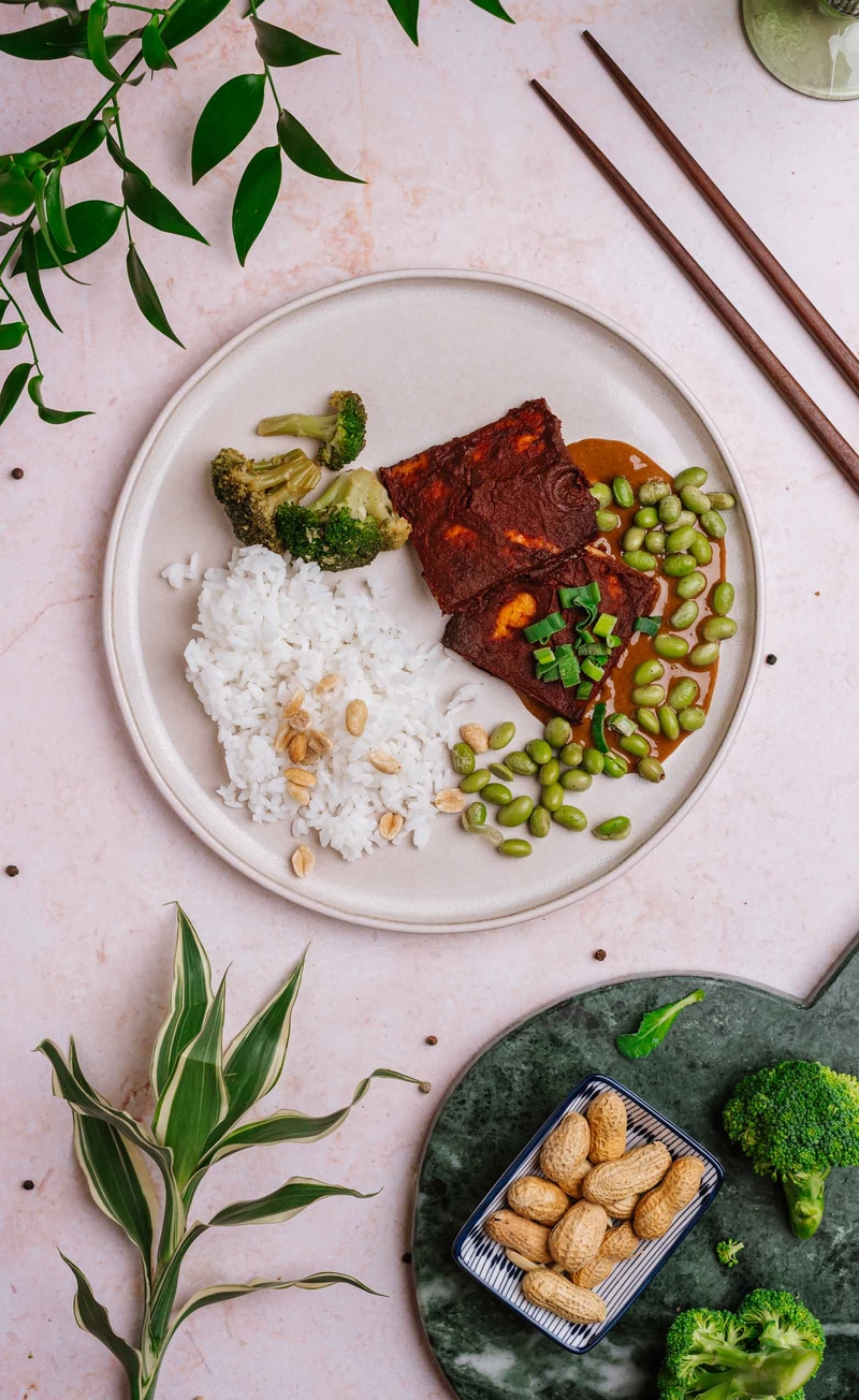 Stek z wędzonego tofu z fasolką edamame w sosie teriyaki bez cukru, ryż jaśminowy z orzeszkami ziemnymi, pieczone brokuły