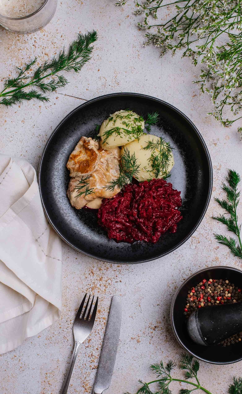 Sznycle z kurczaka w sosie musztardowo-miodowym, puree ziemniaczane, buraczki zasmażane