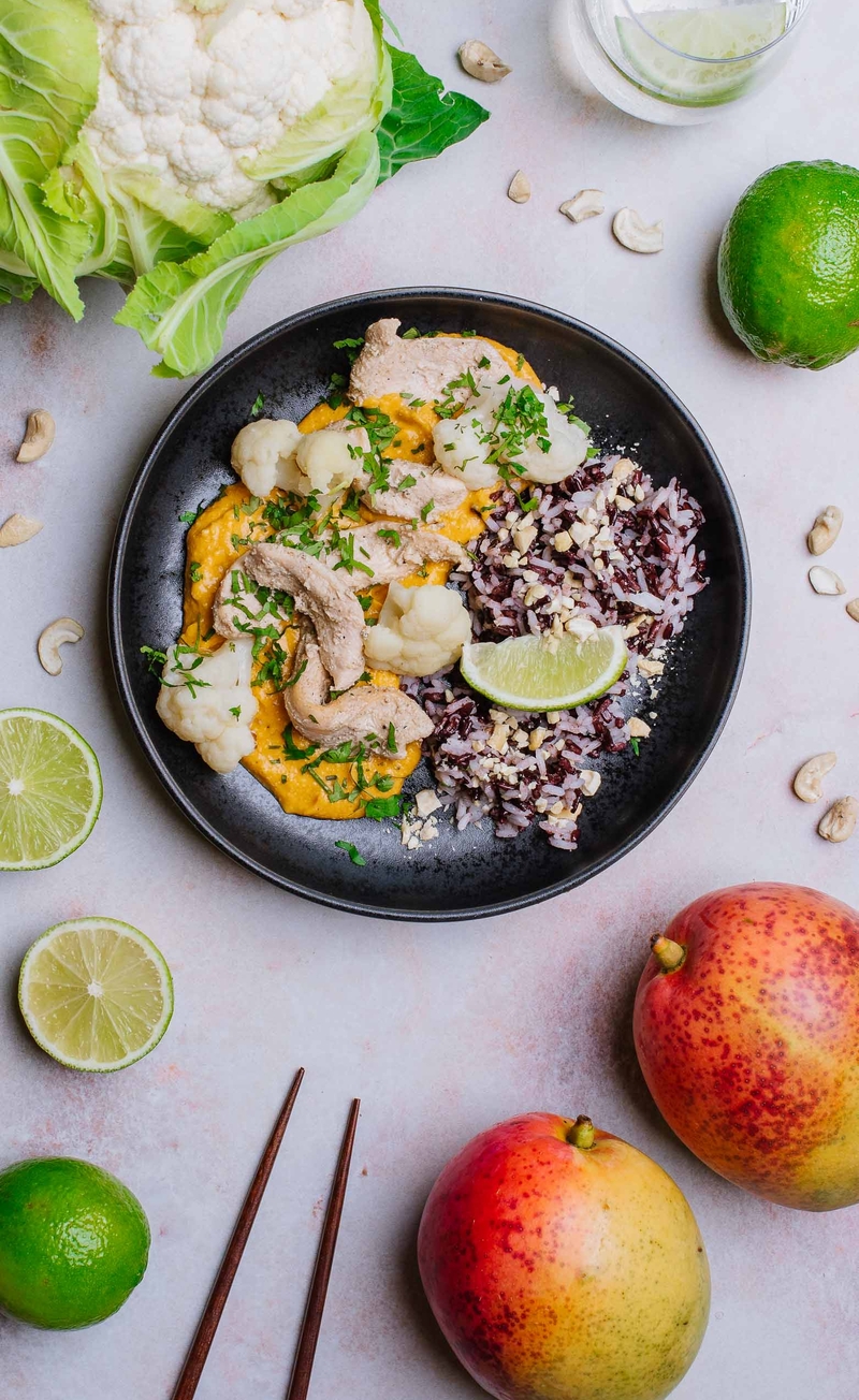 Mango curry z kurczakiem, kalafiorem, prażonymi orzechami nerkowca i kolendrą, mix ryżu z limonką