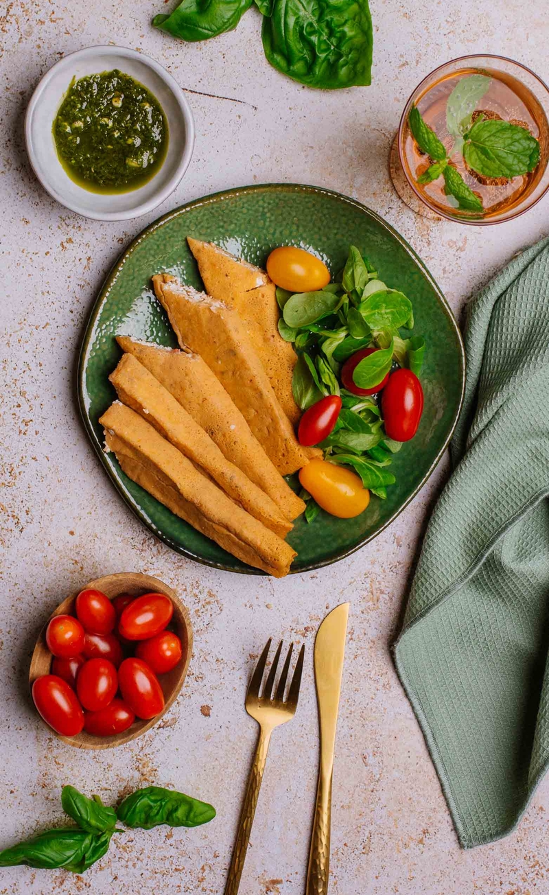 Naleśnik na cieście pomidorowym z ziołowym twarożkiem, pesto bazyliowe, świeże warzywa