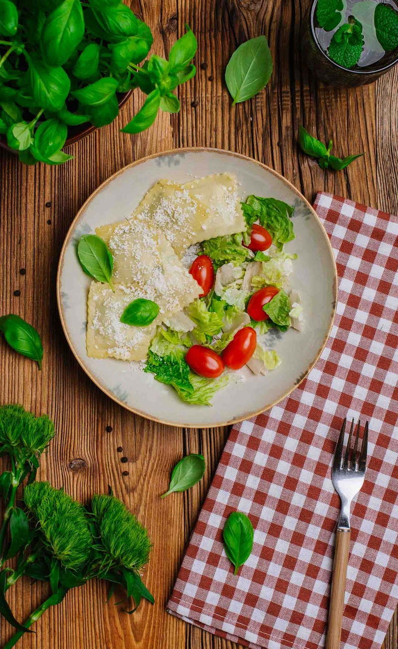 Ravioli ze szpinakiem i ricottą, Parmigiano Reggiano, sałatka ze świeżych warzyw
