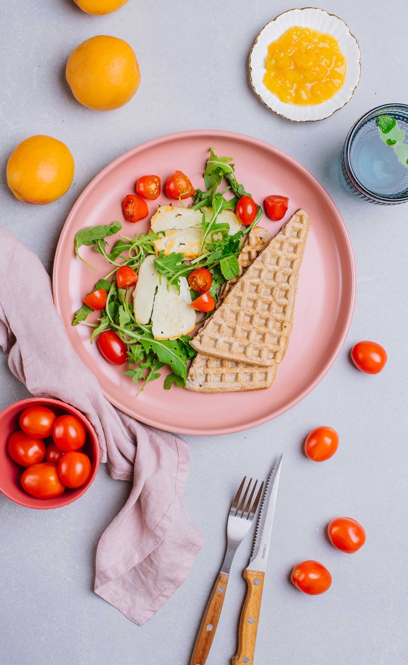 Gofry pełnoziarniste z tradycyjnym serem halloumi i domową konfiturą z moreli z miodem, rukola z pomidorem malinowym