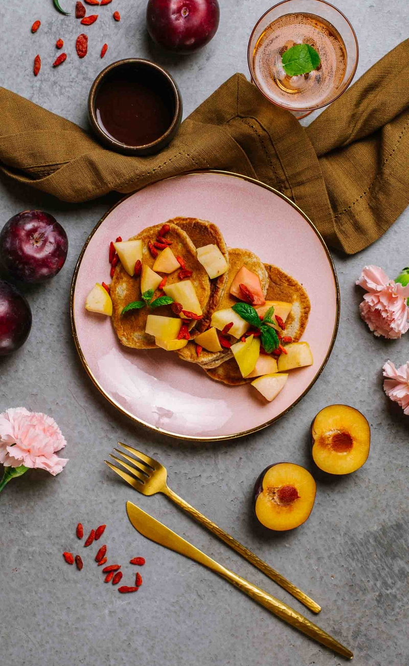 Pełnoziarniste pancakes z kefirem, pieczone jabłka, domowa nutella ze śliwek