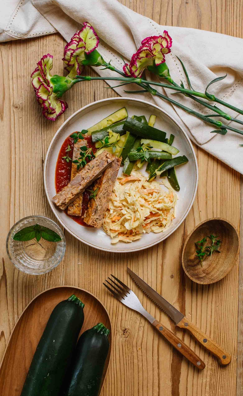 Pieczeń drobiowo-wołowa w keto sosie BBQ, surówka colesław, słupki cukinii