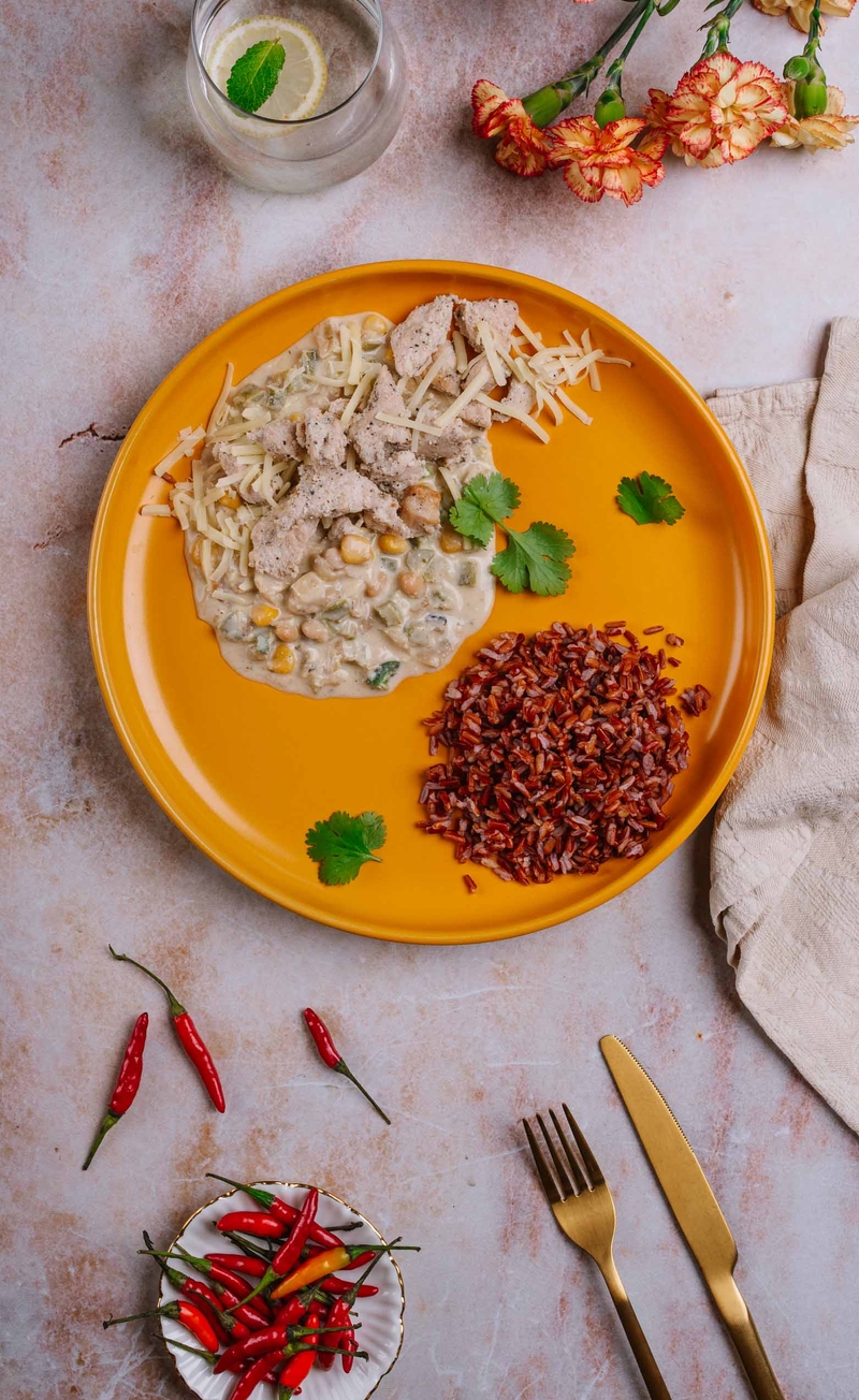 Białe chili z kurczakiem, fasolą i cheddarem, czerwony ryż