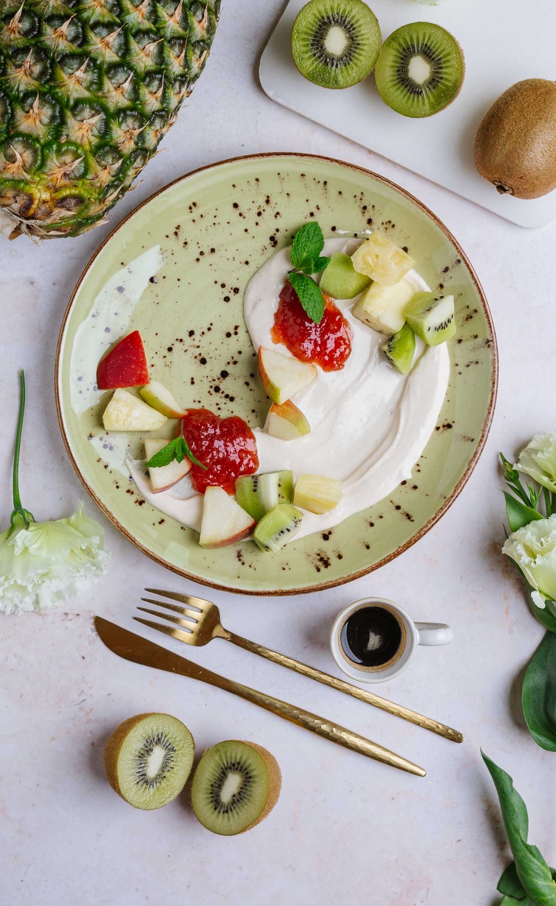 Sałatka owocowa z jabłkiem, kiwi i ananasem, skyr peanut butter&jelly