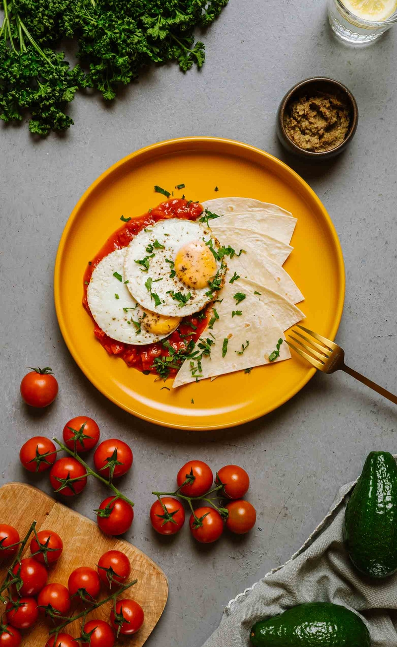 Jajka po ranczersku, tortilla, dip z awokado