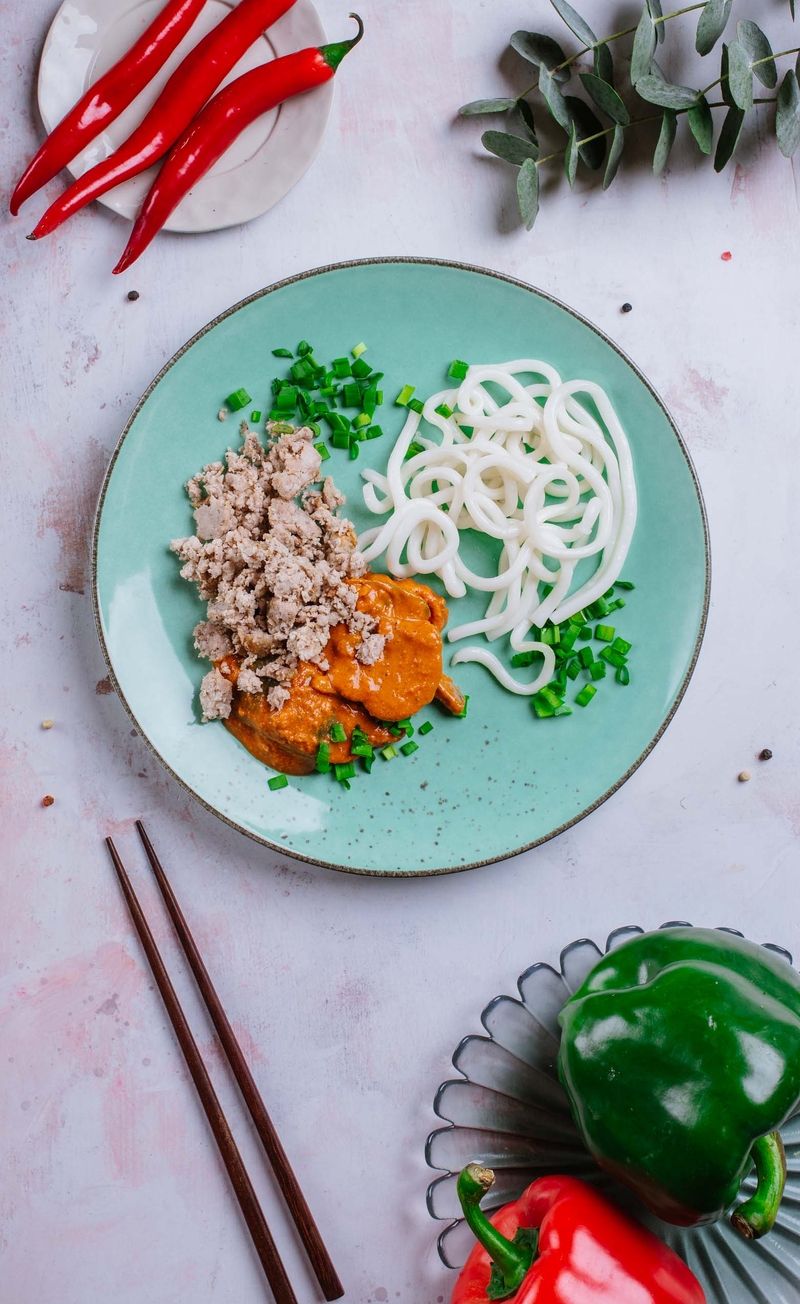Udon z mieloną wieprzowiną w sosie orzechowym