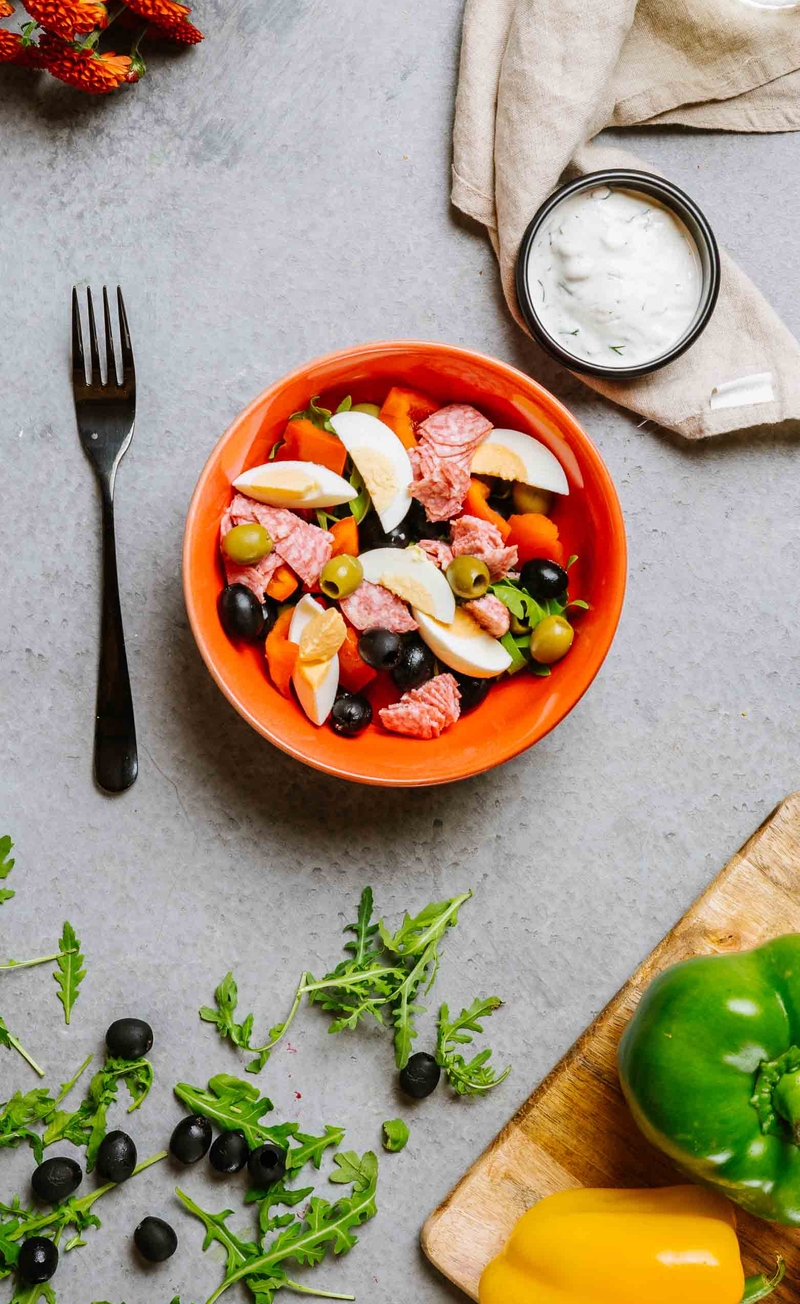 Keto bowl: rukola, papryka, salami, oliwki, jajko, sos majonezowy
