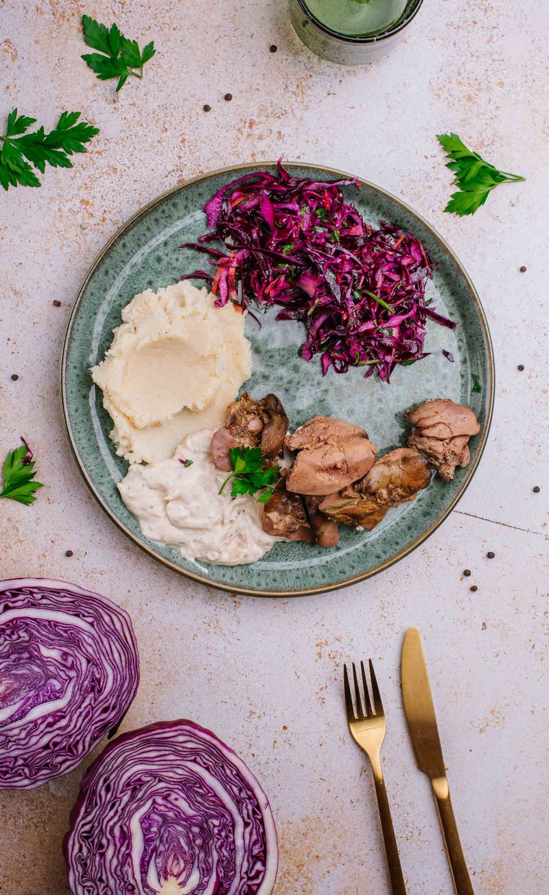 Keto wątróbka w sosie musztardowym z pieczoną cebulką, puree pietruszkowe, surówka z czerwonej kapusty