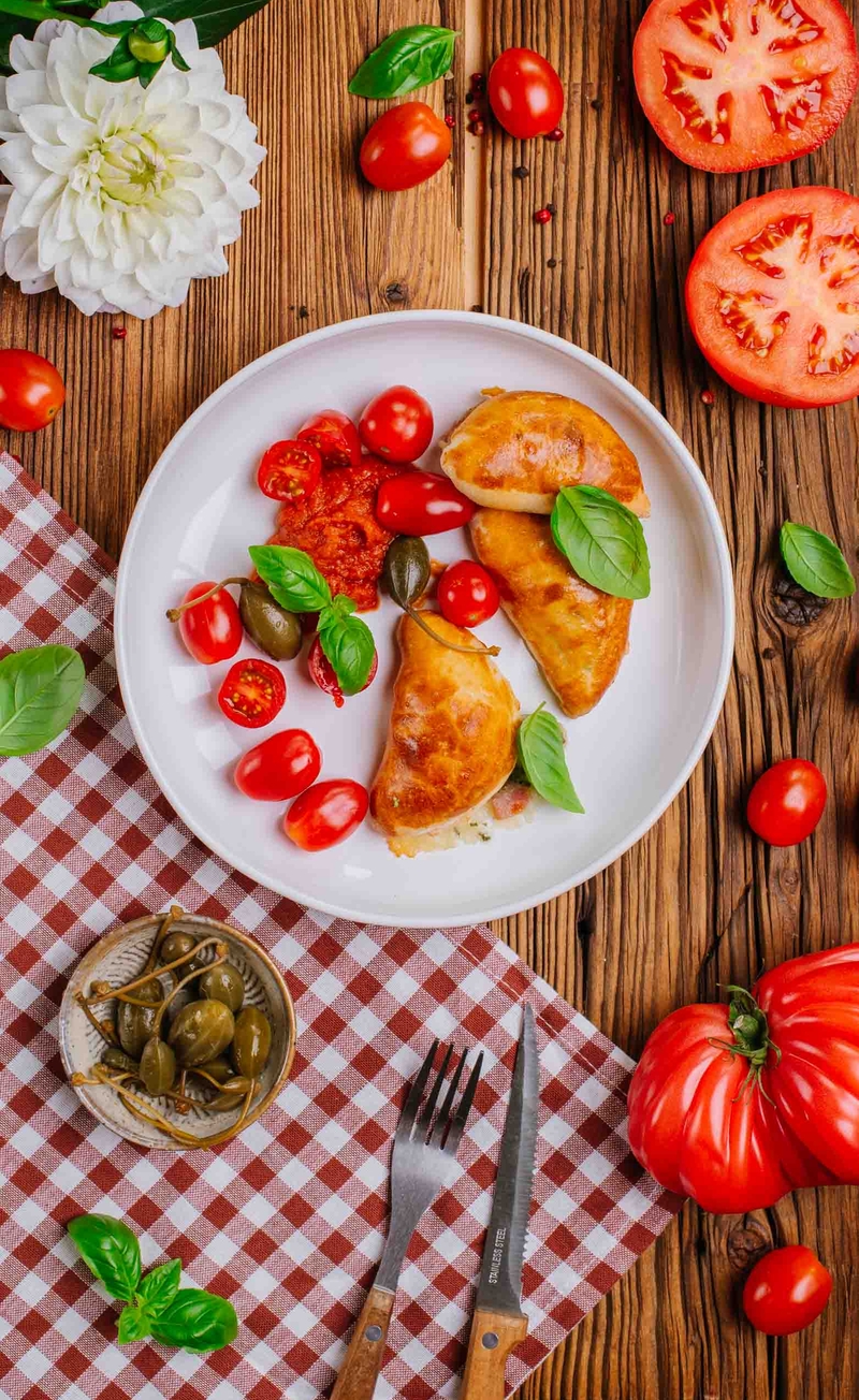 Mini calzone z mozzarellą fior di latte, prosciutto cotto i bazylią, sos pomidorowy