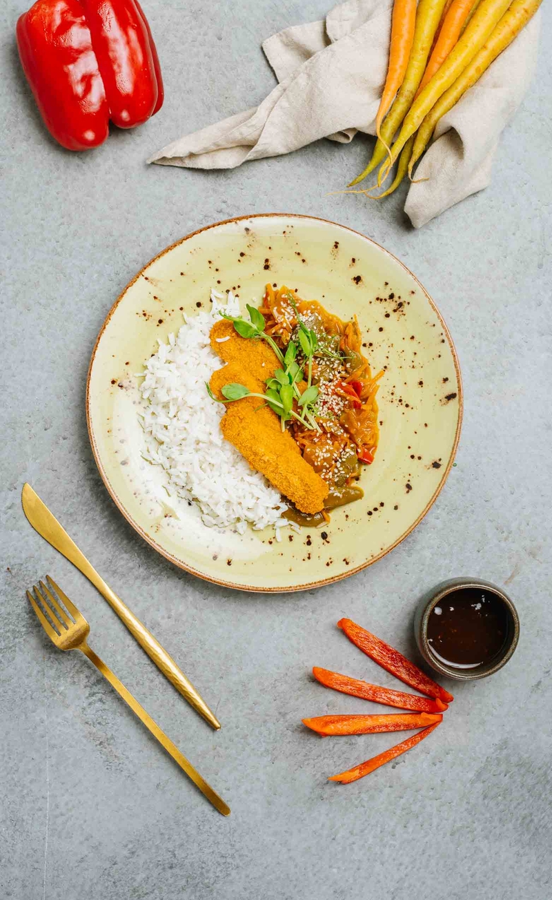 Nie-ryba z sosem teriyaki, ryżem basmati i warzywami stir fry