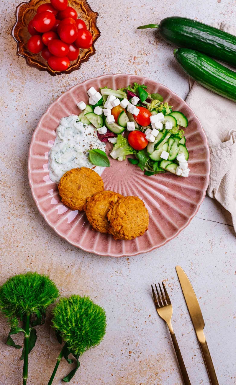 Burger z ciecierzycy, sos tzatziki, sałatka grecka