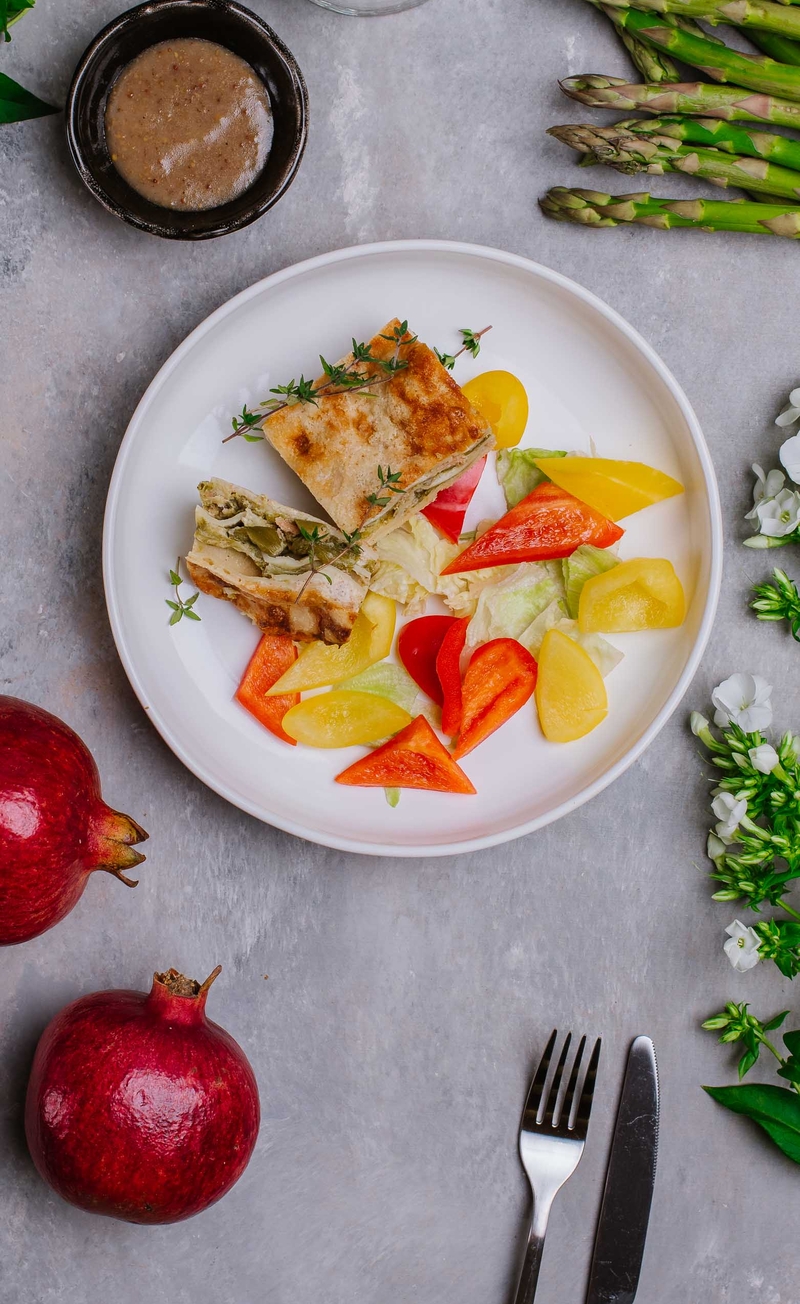 Lasagne ze szparagami, parmezanem i speckiem, sałatka z dressingiem na bazie soku z granata