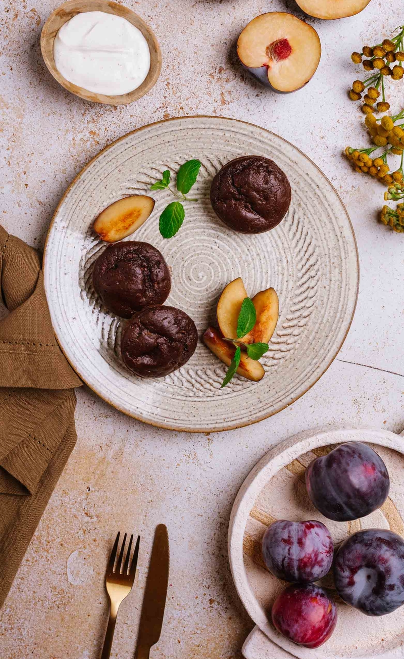 Podwójnie czekoladowe muffinki z cukinią, waniliowy serek homogenizowany, śliwki