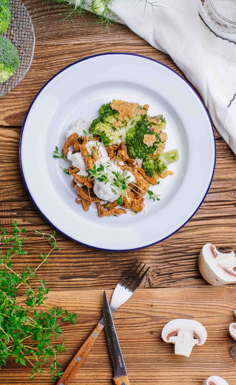 Karkówka duszona w mascarpone i pieczarkach, brokuły z keto pangrattato