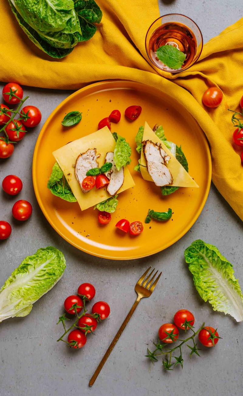Keto sandwich z majonezem, sałatą rzymską, cheddarem i kurczakiem, pomidorki