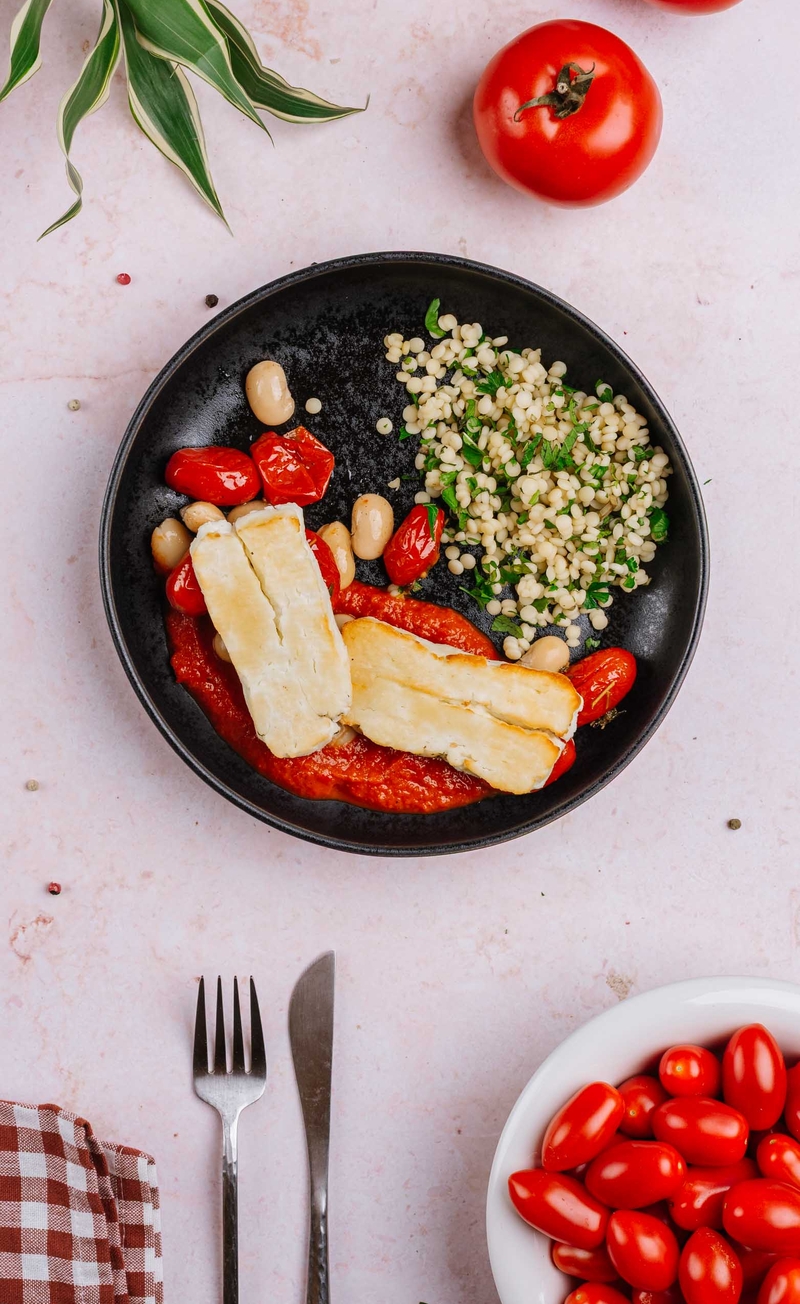 Steki z halloumi w sosie pomidorowo-paprykowym z fasolą masłową, kuskus perłowy z ziołami