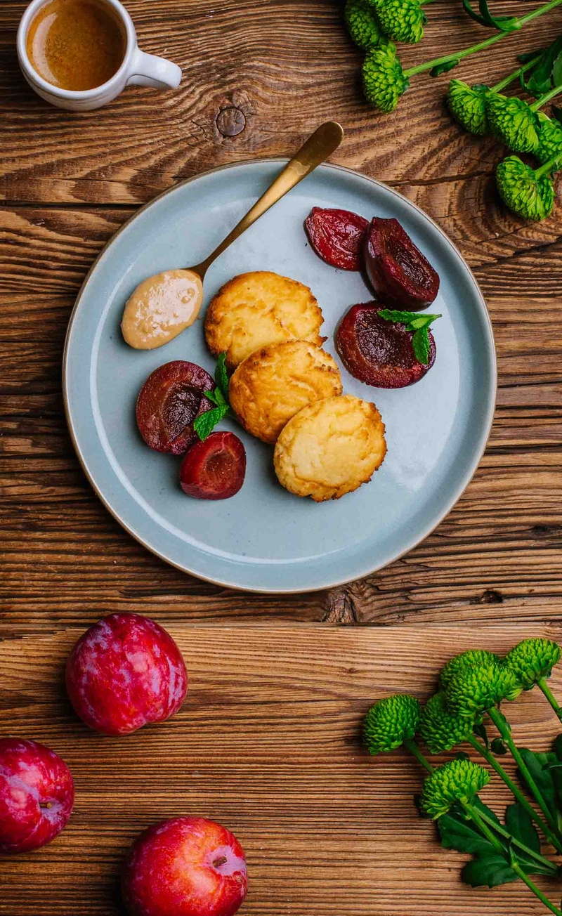 Keto racuszki skyrowe, masło orzechowe crunchy, śliwki duszone