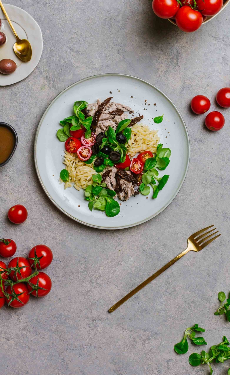 Sałatka z polędwiczką wieprzową, makaronem orzo, oliwkami i suszonymi pomidorami, sos balsamiczny