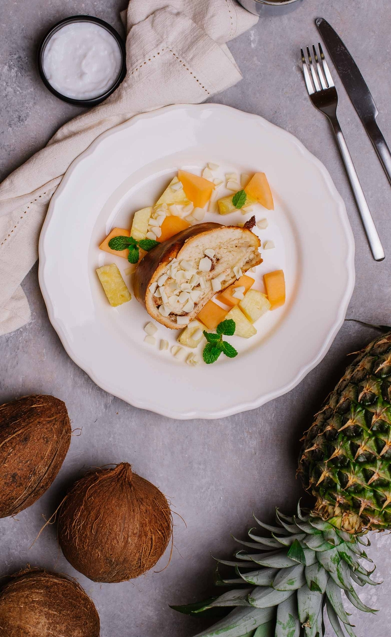 Krantz z nadzieniem z białą czekoladą, konfiturą figową i orzechami pekan, jogurt kokosowy, ananas, melon