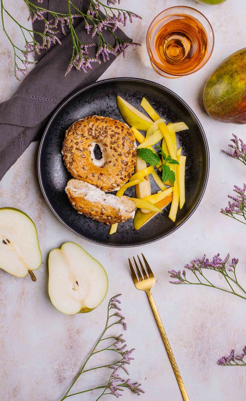 Bajgiel z twarożkiem waniliowym z miodem pomarańczowym i migdałami, mango, gruszka
