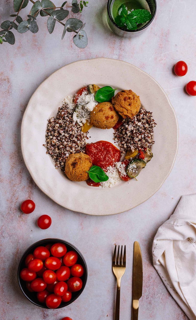 Pulpeciki z tofu w sosie pomidorowym z parmezanem, miks kasz, pieczone warzywa