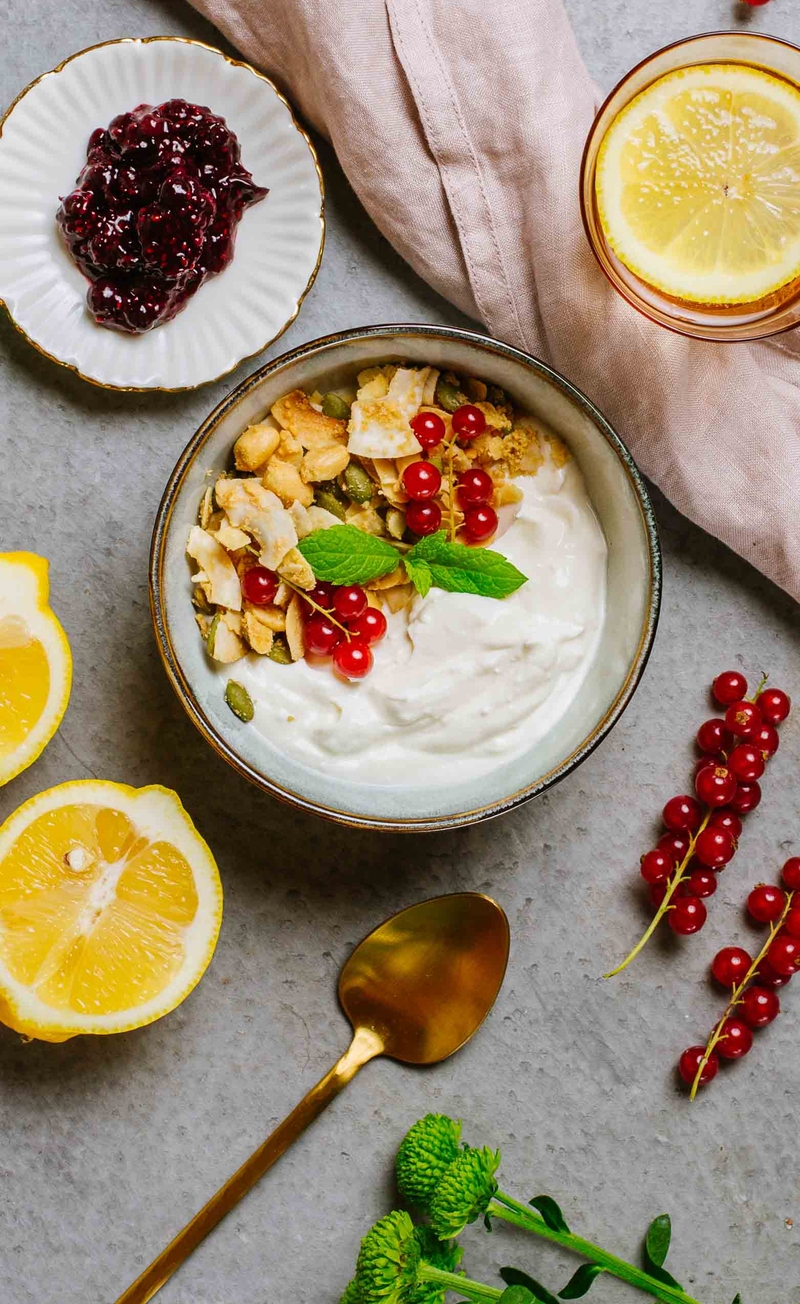 Keto granola słony karmel, jogurt grecki, chutney porzeczkowy
