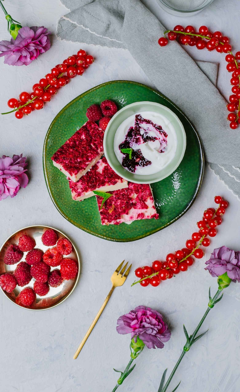 Omlet twarogowy z malinami, jogurt grecki, konfitura porzeczkowa z chia