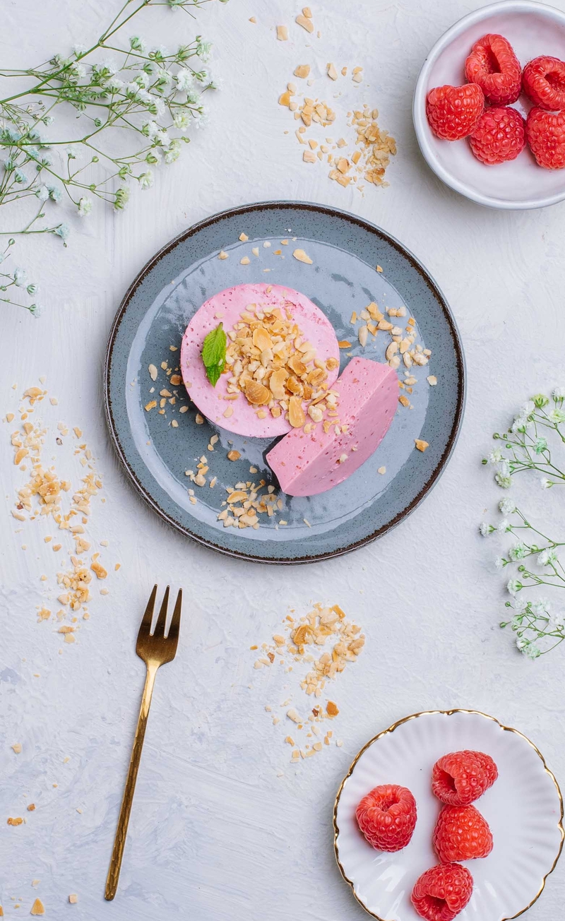 Keto panna cotta malinowa, orzechowa posypka