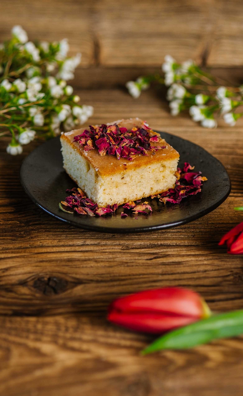 Wegańska cytrynowa babka piaskowa z różanym lukrem