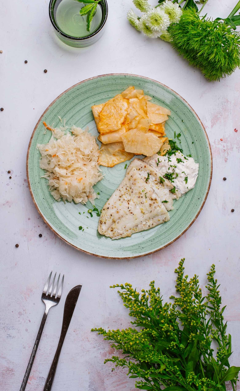 Keto dorsz z sosem tatarskim, talarki z selera, surówka z kiszonej kapusty