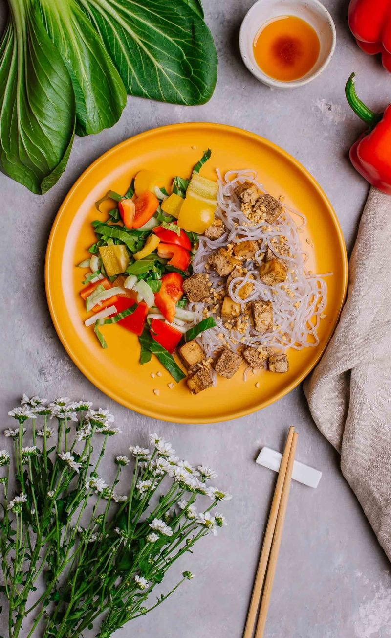 Pikantny gochugaru tofu bowl z kapustą pak choy, papryką, makaronem japchae i fistaszkami, sos z tajską bazylią