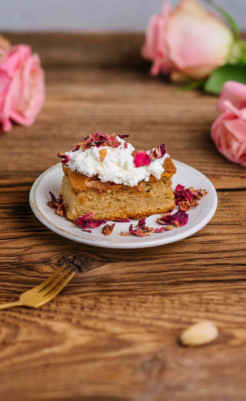 Ciasto pistacjowe z wodą różaną i kremem mascarpone