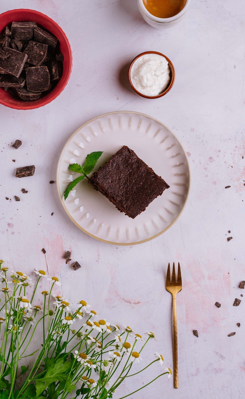 Mocno czekoladowe espresso brownie, bita śmietana bez cukru