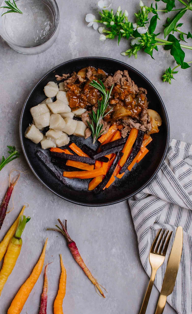 Boeuf Bourguignon, kluseczki ziemniaczane, glazurowana kolorowa marchewka