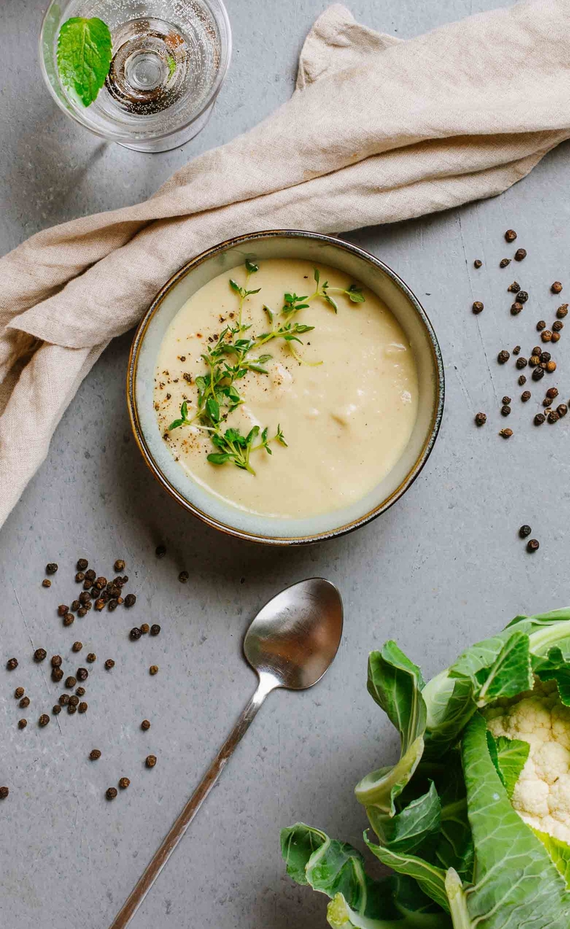 Keto krem z kalafiora z boczkiem i olejem z pestek dyni