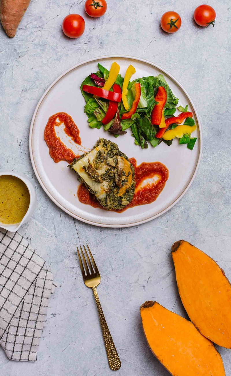 Lasagne z batatów ze szpinakiem, sos pomidorowy, sałatka z dressingiem winegret