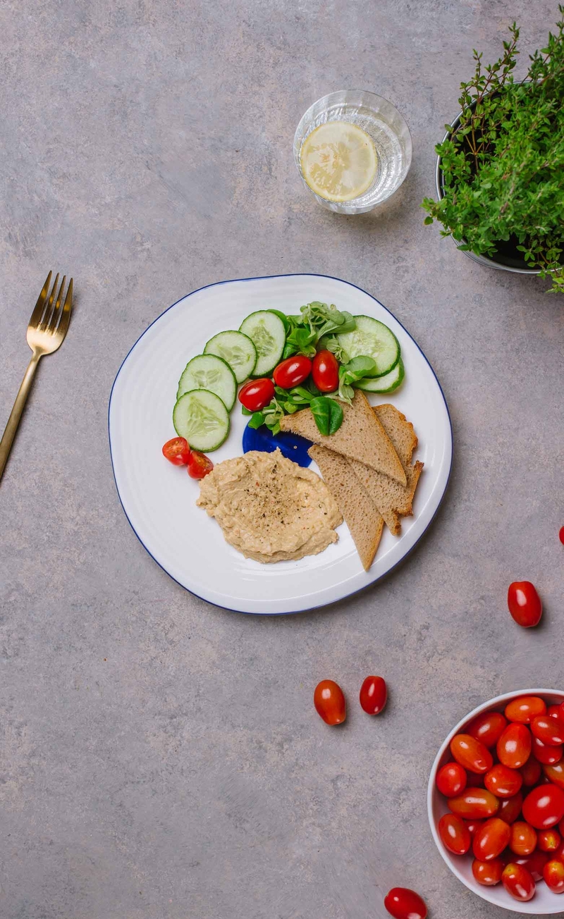Hummus, pieczywo razowe, świeże warzywa