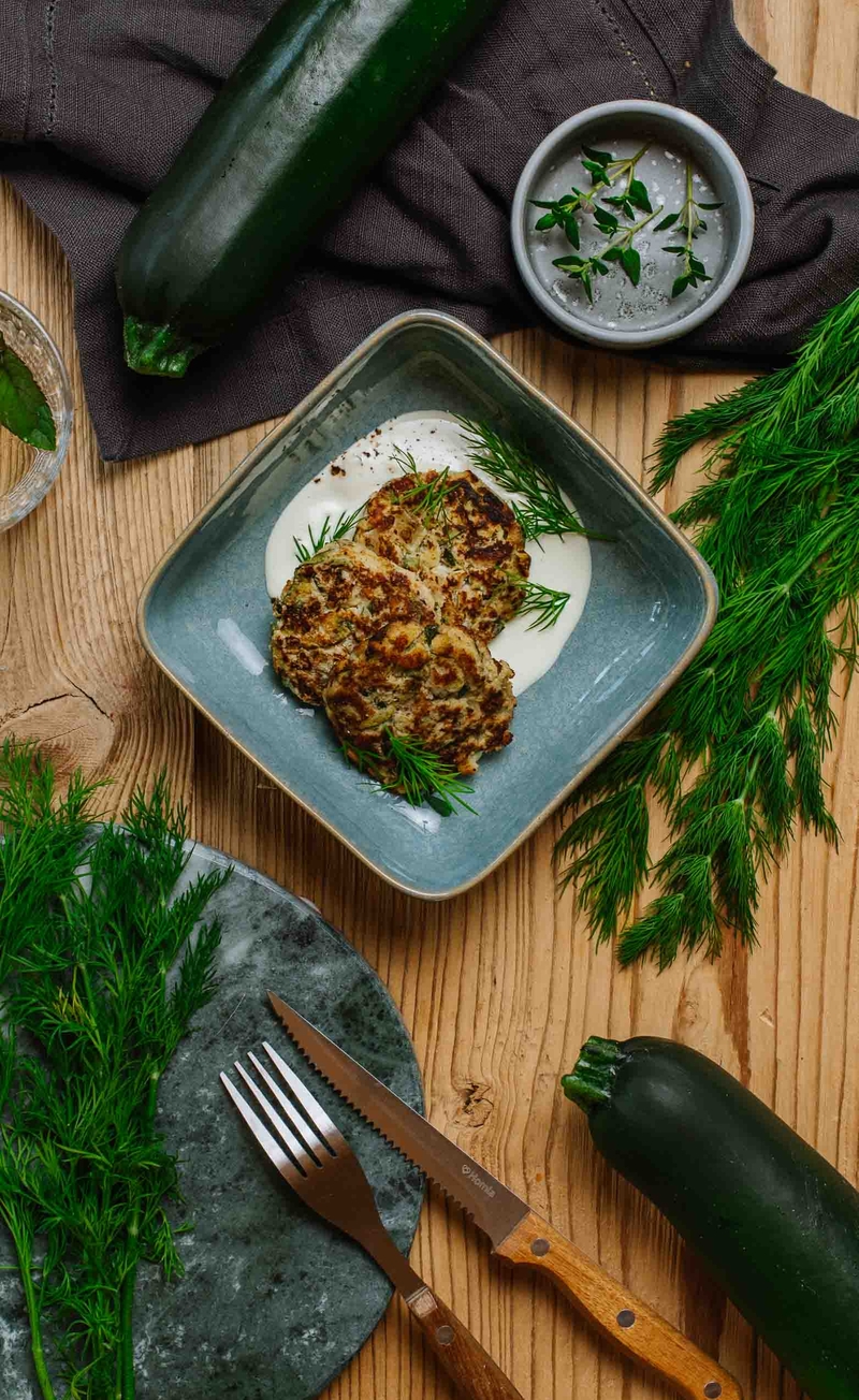 Keto placuszki z cukinii i sera halloumi, creme fraiche