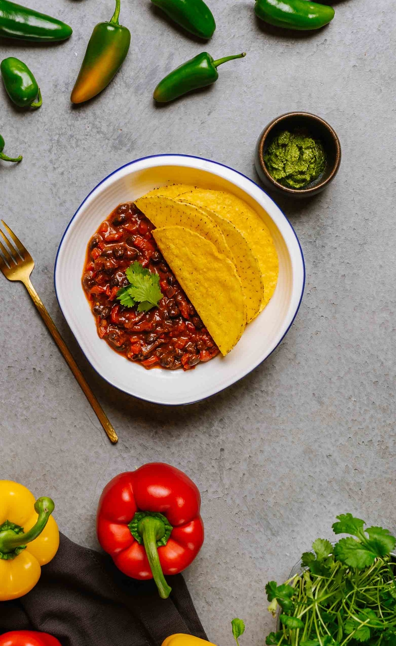 Pikantne leczo z czarną fasolą, kolendrą i jalapeno, mojo verde, kukurydziane tacos