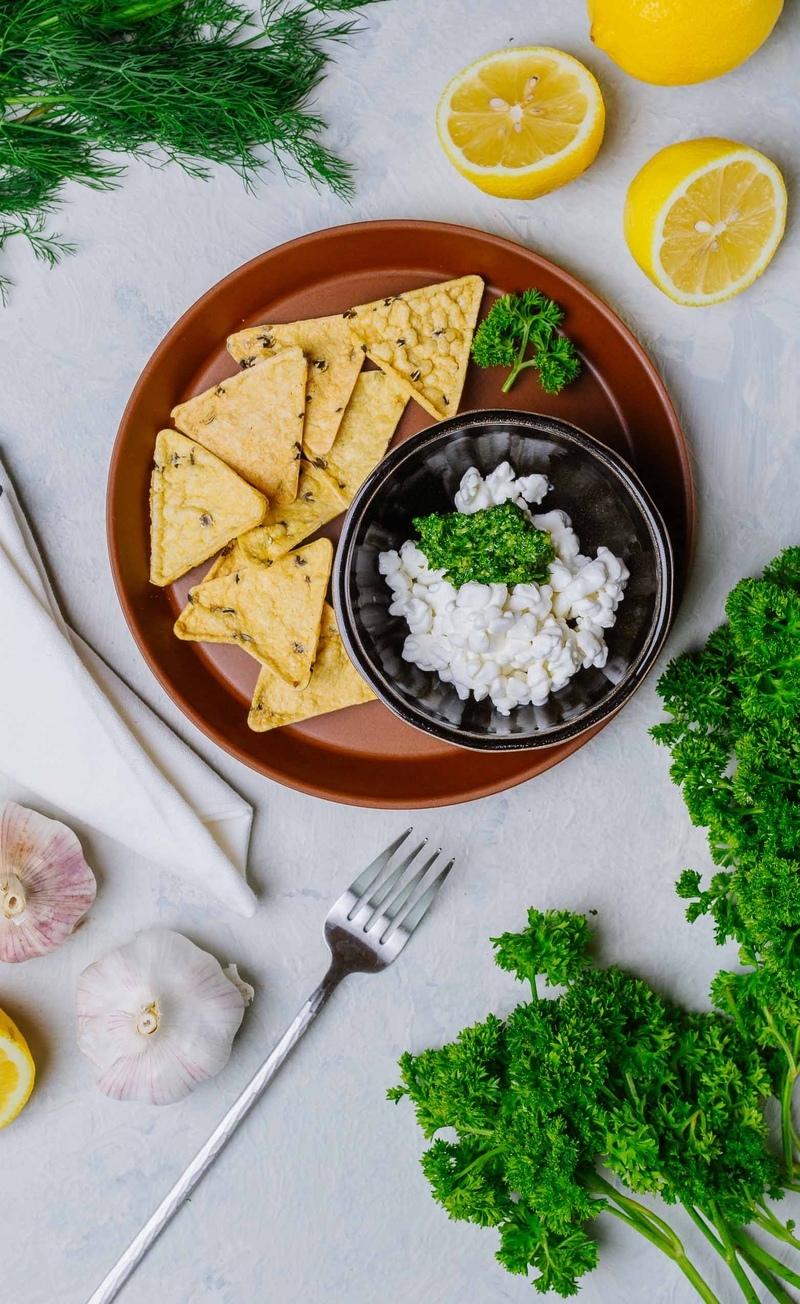 Serek wiejski z pesto z polskich ziół, wafelki kukurydziane z nasionami konopi