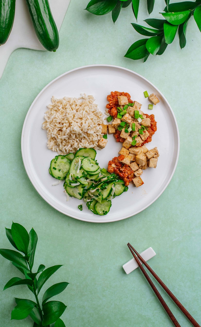 Mapo tofu - tofu w pikantnym sosie, brązowy ryż, azjatycka sałatka z ogórka