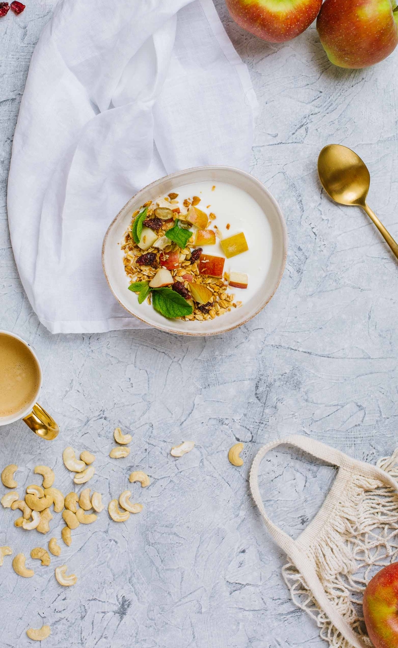 Granola pomarańczowa z żurawiną i orzechami nerkowca, jogurt naturalny, jabłko