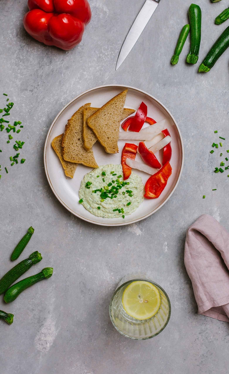 Pasta z grillowanej cukinii z greckim serem, chleb żytni, słupki papryki i kalarepy