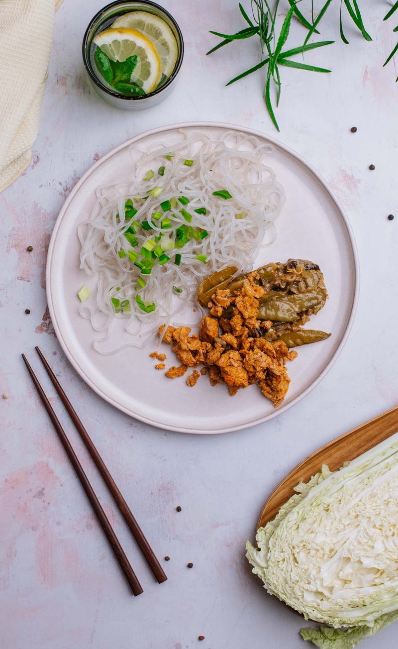 Makaron japchae z wieprzowiną, grzybami shiitake i kapustą pekińską