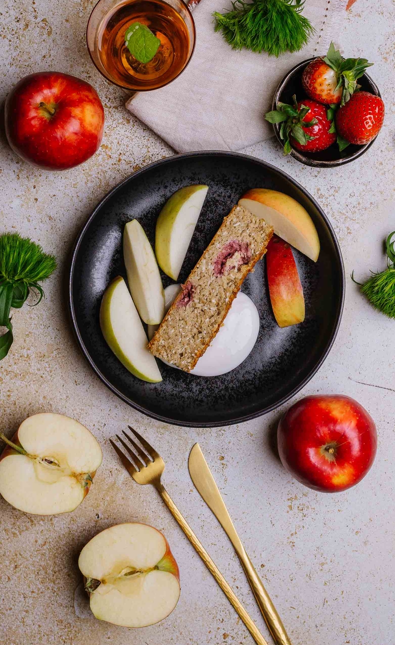 Pieczona owsianka truskawkowo-kokosowa, roślinny jogurt grecki, cząstki jabłka